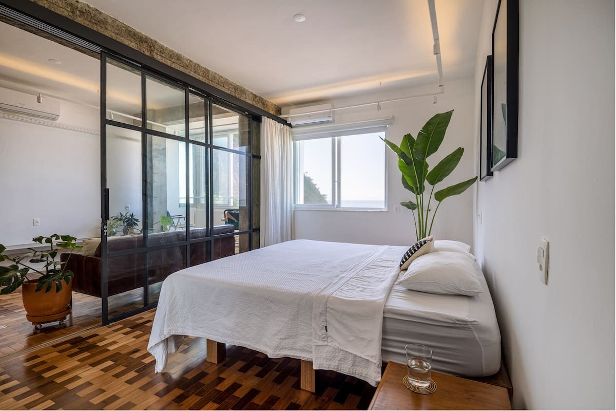 King bed with glass partition